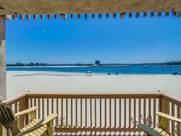 Beautiful Bay Front 2br/2ba Condo in Mission Beach on Beach