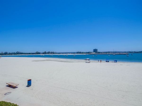 Beautiful Bay Front 2br/2ba Condo in Mission Beach on Beach