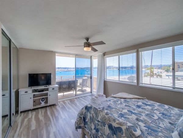 Beautiful Bay Front 2br/2ba Condo in Mission Beach on Beach