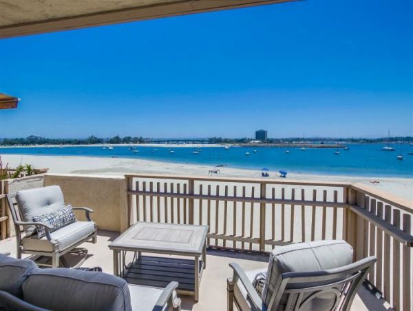 Beautiful Bay Front 2br/2ba Condo in Mission Beach on Beach