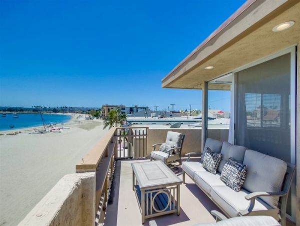Beautiful Bay Front 2br/2ba Condo in Mission Beach on Beach
