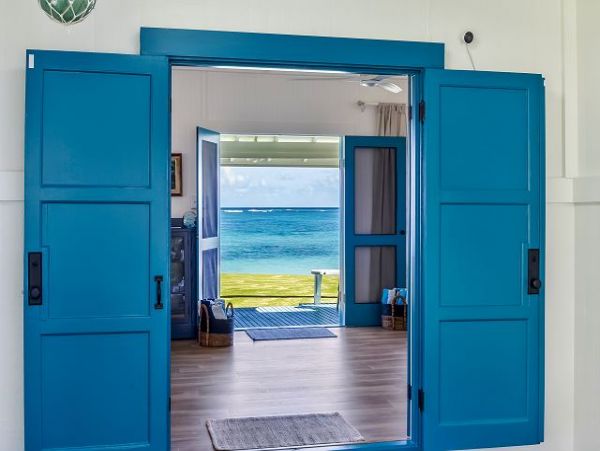 Oceanfront Hawaiian Retreat with Stunning Views and Guest Cottage