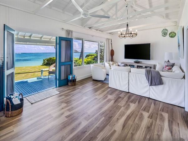 Oceanfront Hawaiian Retreat with Stunning Views and Guest Cottage
