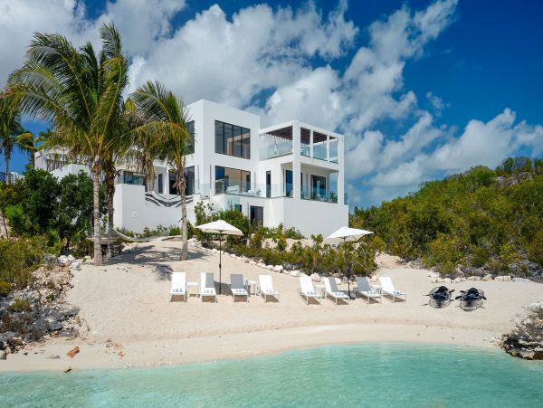 Beachfront Private Oasis in Turks and Caicos with Stunning Views