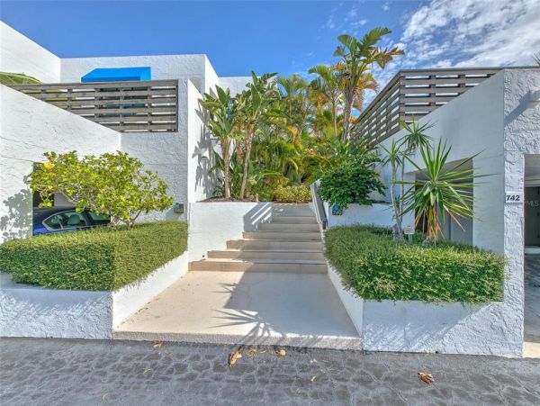 Spacious 2 Bedroom Vacation Rental in Longboat Key