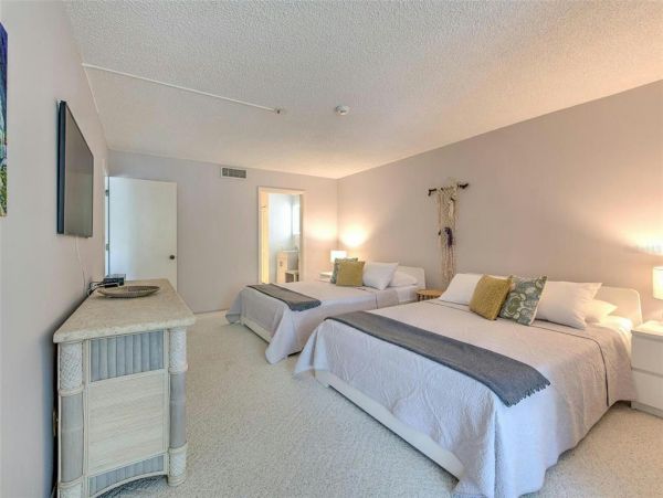 Spacious 2 Bedroom Vacation Rental in Longboat Key