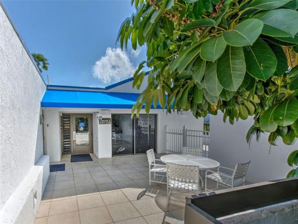 Spacious 2 Bedroom Vacation Rental in Longboat Key