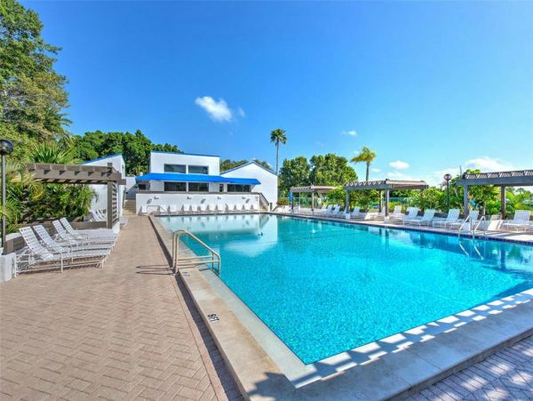 Spacious 2 Bedroom Vacation Rental in Longboat Key