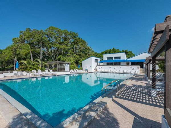 Spacious 2 Bedroom Vacation Rental in Longboat Key