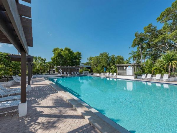 Spacious 2 Bedroom Vacation Rental in Longboat Key