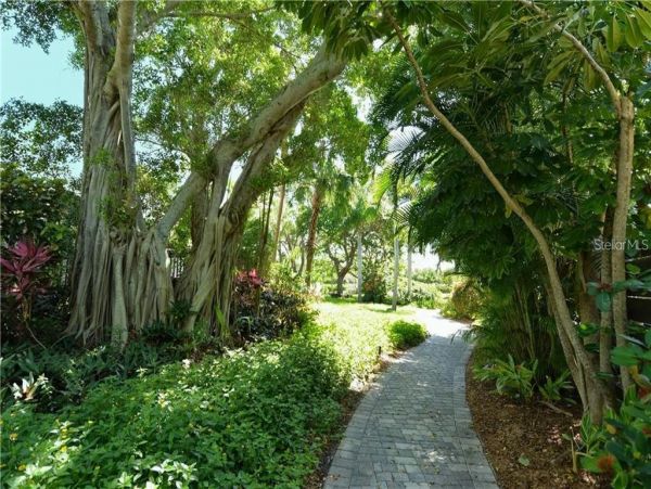 Lovely 2 Bedroom Vacation Rental in Longboat Key