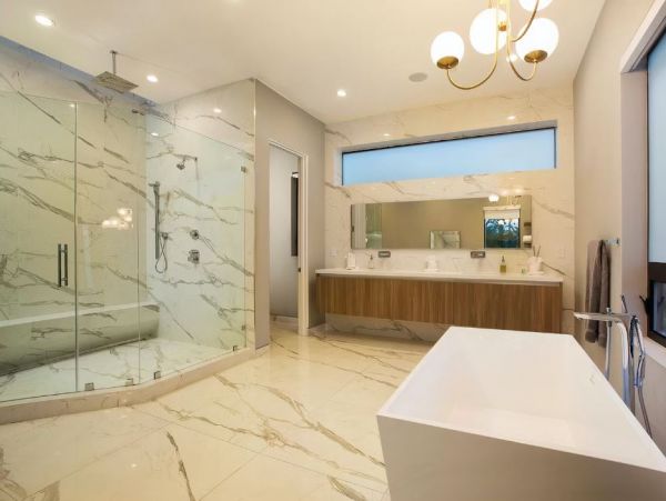 Luxurious Vacation Home in Los Angeles with Pool & Hot Tub