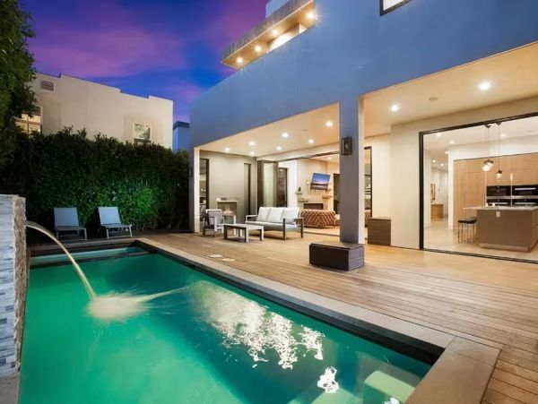 Luxurious Vacation Home in Los Angeles with Pool & Hot Tub