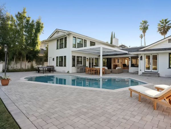 Stunning Vacation Home in Los Angeles with Pool & Tennis Court