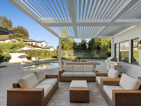 Stunning Vacation Home in Los Angeles with Pool & Tennis Court