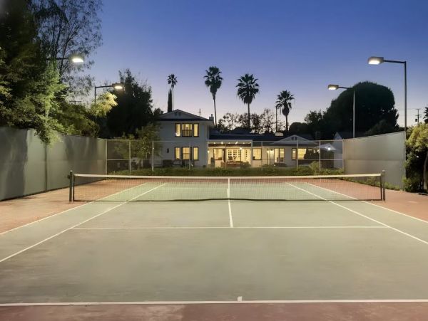 Stunning Vacation Home in Los Angeles with Pool & Tennis Court