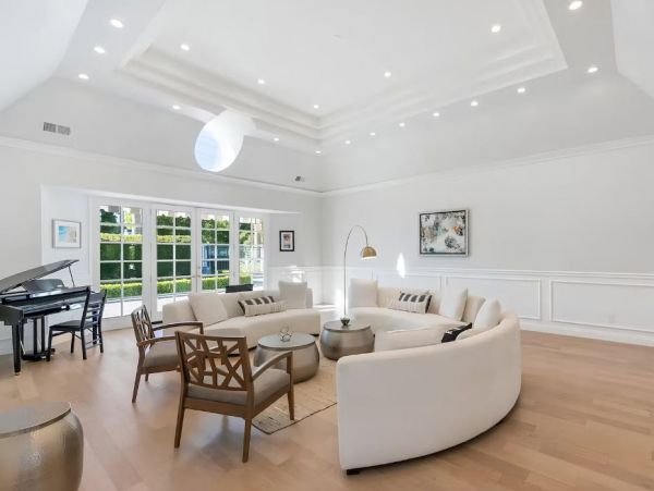 Stunning Vacation Home in Los Angeles with Pool & Tennis Court