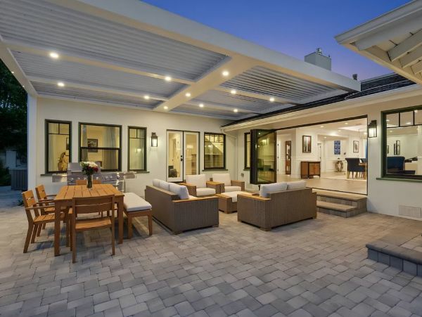 Stunning Vacation Home in Los Angeles with Pool & Tennis Court