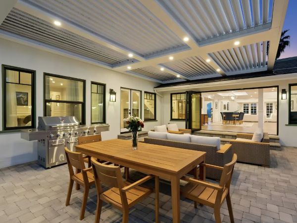 Stunning Vacation Home in Los Angeles with Pool & Tennis Court