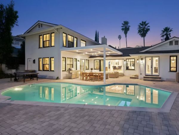 Stunning Vacation Home in Los Angeles with Pool & Tennis Court