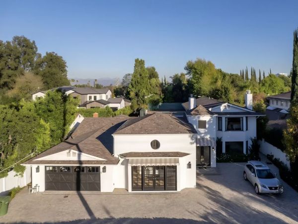 Stunning Vacation Home in Los Angeles with Pool & Tennis Court
