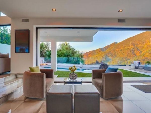 Modern Vacation Villa in Los Angeles with Private Pool