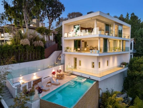 Slice of Paradise in Los Angeles with Private Pool Sleeps 8