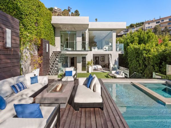 Stunning 4 Bedroom Vacation villa in Los Angeles with Pool