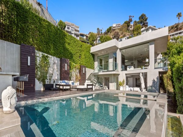 Stunning 4 Bedroom Vacation villa in Los Angeles with Pool