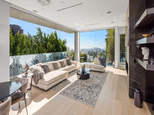Stunning 4 Bedroom Vacation villa in Los Angeles with Pool