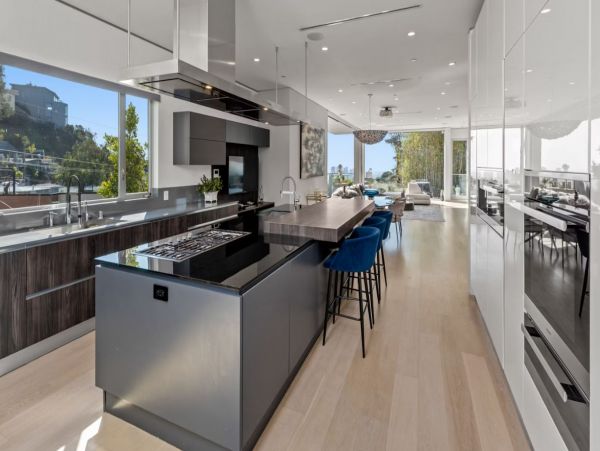 Stunning 4 Bedroom Vacation villa in Los Angeles with Pool