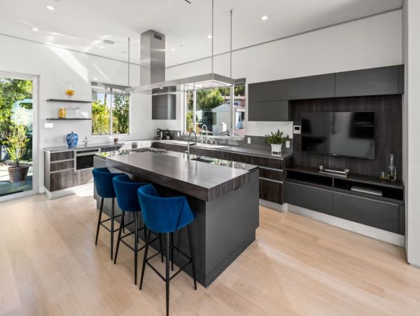 Stunning 4 Bedroom Vacation villa in Los Angeles with Pool