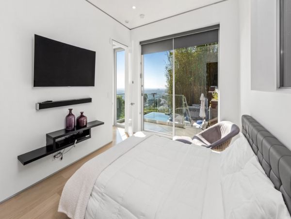 Stunning 4 Bedroom Vacation villa in Los Angeles with Pool