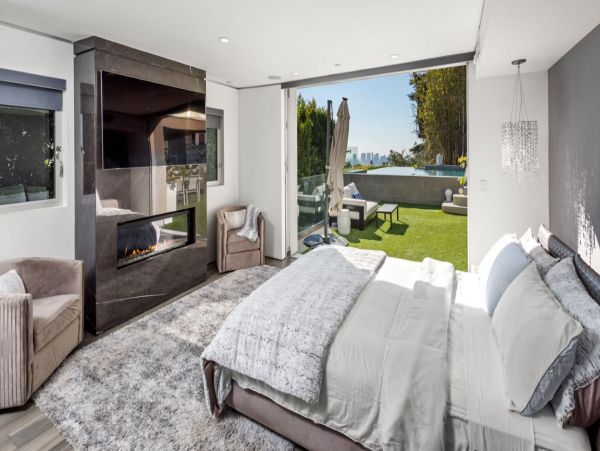Stunning 4 Bedroom Vacation villa in Los Angeles with Pool
