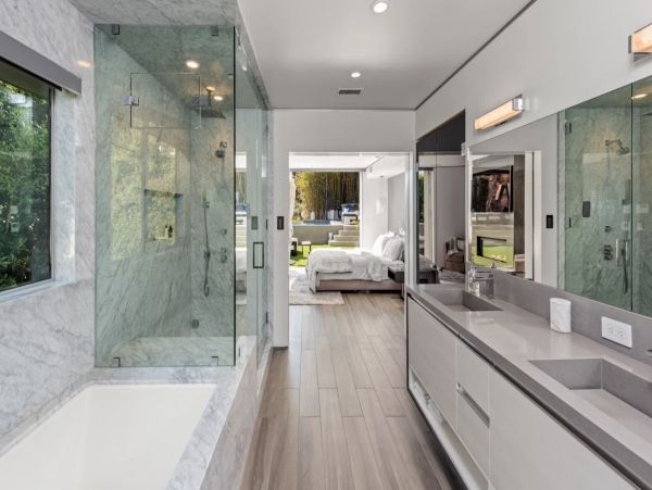 Stunning 4 Bedroom Vacation villa in Los Angeles with Pool