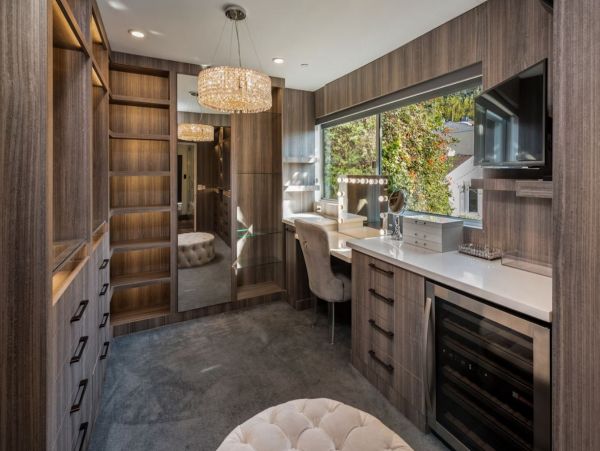 Stunning 4 Bedroom Vacation villa in Los Angeles with Pool