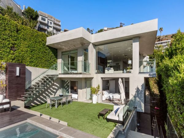 Stunning 4 Bedroom Vacation villa in Los Angeles with Pool