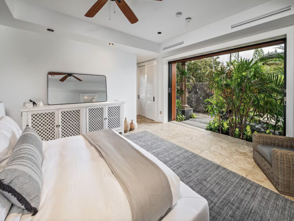 Kailua-Kona Upscale Vacation Rental 180 Degrees Oceanfront Shoreline.