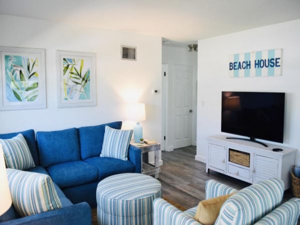 Lovely 2 Bedroom Vacation Rental Short Walk to Beach