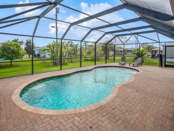 Luxury Four Bedroom Vacation Home with Screened Pool in Cape Coral