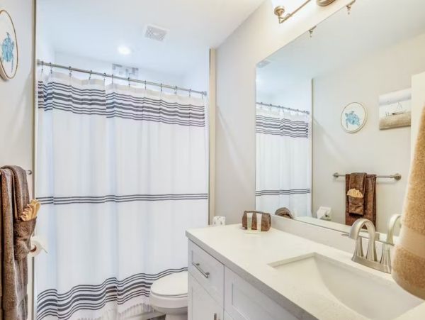 Luxury Four Bedroom Vacation Home with Screened Pool in Cape Coral