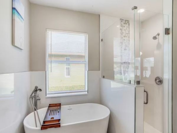 Luxury Four Bedroom Vacation Home with Screened Pool in Cape Coral