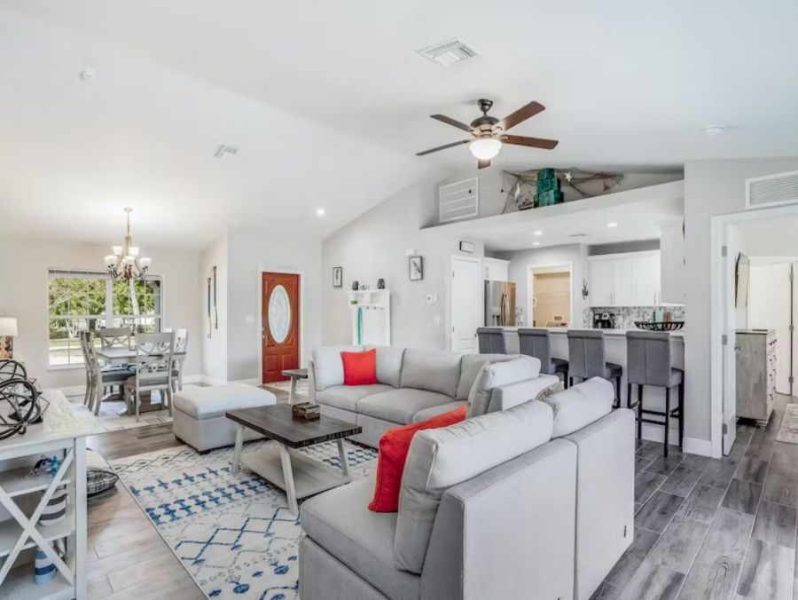 Luxury Four Bedroom Vacation Home with Screened Pool in Cape Coral
