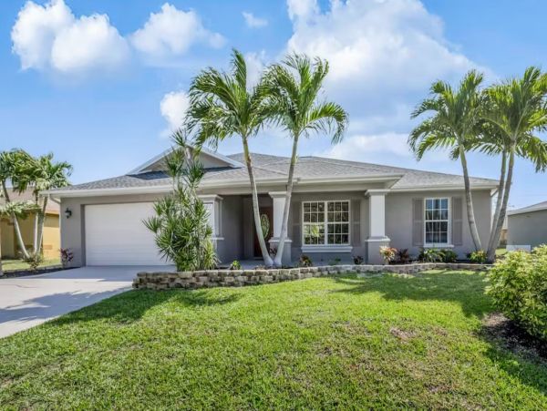 Luxury Four Bedroom Vacation Home with Screened Pool in Cape Coral