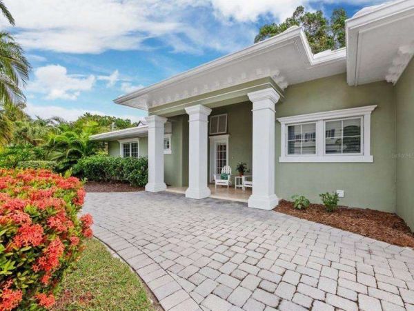 Beautiful 4 Bedroom Vacation Home with Private Pool