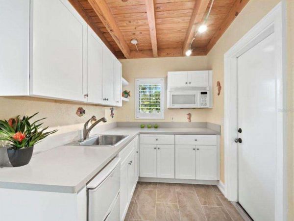 Beautiful 4 Bedroom Vacation Home with Private Pool