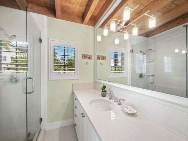Beautiful 4 Bedroom Vacation Home with Private Pool