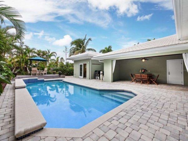 Beautiful 4 Bedroom Vacation Home with Private Pool
