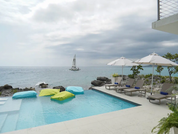 Luxury Vacation Rental with 10 Bedrooms Located on the Beach