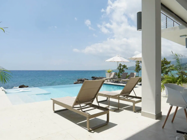 Luxury Vacation Rental with 10 Bedrooms Located on the Beach